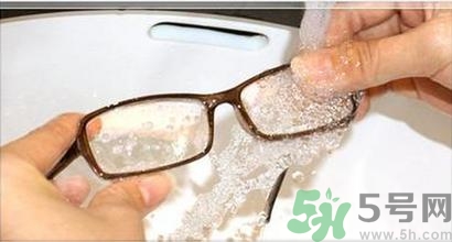 眼鏡可以用洗潔精洗嗎?眼鏡用洗潔精洗好嗎? 眼鏡可以用洗潔精洗嗎?眼鏡用洗潔精洗好嗎?