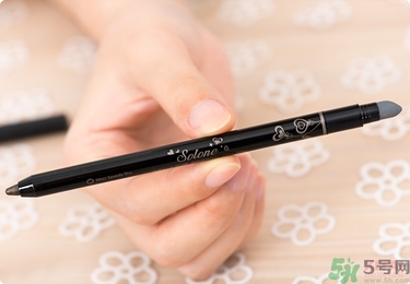 solone眼線筆怎么削？怎么推出來？