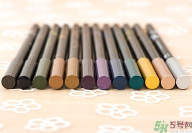 solone眼線筆怎么削？怎么推出來？