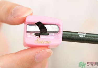 solone眼線筆怎么削？怎么推出來？