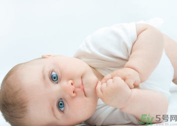 寶寶眨眼睛頻繁是怎么回事？頻繁眨眼睛是什么??？