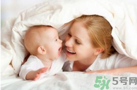 寶寶眨眼睛頻繁是怎么回事？頻繁眨眼睛是什么?。?></p><h4>缺乏營養(yǎng)素所致</h4><p>如果喂養(yǎng)不當(dāng)，或長(zhǎng)期偏食、挑食時(shí)，可能會(huì)導(dǎo)致體內(nèi)某些營養(yǎng)素缺乏，特別是當(dāng)維生素和微量元素缺乏時(shí)，可引起神經(jīng)肌肉的應(yīng)急性增高而導(dǎo)致神經(jīng)功能的紊亂，進(jìn)而出現(xiàn)頻繁眨眼癥狀。</p><h4>眼內(nèi)異物</h4><p>如果有微小的異物進(jìn)入孩子的眼睛，并且留存在結(jié)膜表面，也會(huì)造成眼睛不適，使孩子頻繁眨眼睛。應(yīng)及時(shí)將異物取出，否者可能會(huì)引發(fā)角膜炎或結(jié)膜炎等眼病，建議家長(zhǎng)帶孩子到醫(yī)院請(qǐng)醫(yī)生取出異物，以免意外傷眼。</p><h4>多動(dòng)癥所致</h4><p>寶寶頻繁眨眼，家長(zhǎng)要警惕是多動(dòng)癥引起。多動(dòng)癥是指孩子身體某部位突然的、不自主的收縮運(yùn)動(dòng)，如眨眼、皺額、歪嘴、聳肩等，注意力不集中和多動(dòng)行為改變。其發(fā)病原因目前尚不清楚，可能與精神因素，如精神緊張、情緒不穩(wěn)定等有關(guān)。</p><h4>非感染性因素</h4><p>非感染性因素是導(dǎo)致頻發(fā)眨眼睛的常見因素，如空氣污染、照明不足、風(fēng)沙、強(qiáng)光、長(zhǎng)時(shí)間看屏幕、睡眠不足等都可以引起頻繁眨眼睛。</p><p style=