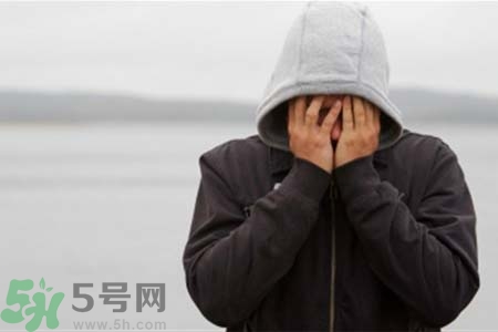 抑郁癥的表現(xiàn)有哪些？抑郁癥和遺傳有關(guān)系嗎？