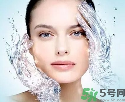 秋季補(bǔ)水效果好的護(hù)膚品有哪些？秋季補(bǔ)水的重要性