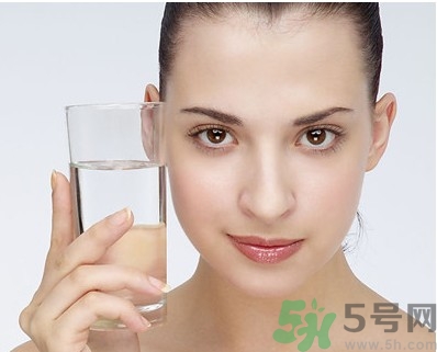 秋季補(bǔ)水效果好的護(hù)膚品有哪些？秋季補(bǔ)水的重要性