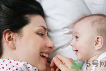 怎樣預(yù)防月子??？如何預(yù)防產(chǎn)后月子?。?></p><h3>怎樣預(yù)防月子病</h3><p>1、孕婦產(chǎn)后一月內(nèi)禁止過性生活，否則可能傷及性命。為保險(xiǎn)起見，百日后才可。　　</p><p>2、保持良好心情，不怒、不燥、心胸開闊、少思少想?！?/p><p>3、孕婦坐月子期間不可過多活動，也不可久站、久坐，以免勞累過度留下病根?！?/p><p>4、孕婦坐月子期間飲食要有節(jié)制，不可過飽過饑，不要吃生、涼、辣之物;除糧食以外的食物不可一次吃的過多，更不可因擔(dān)心肥胖而節(jié)食。</p><p>5、孕婦坐月子期間不要穿拖鞋、短袖衣服、短裙，春秋冬季出門要戴帽子;出汗后一定要在室內(nèi)等涼干后再出門;不能用涼水洗臉、洗手、洗腳、洗澡(包括夏天)。</p><p style=