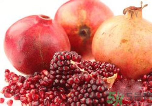 吃石榴手變黑是怎么回事？吃石榴手變黑怎么洗掉？