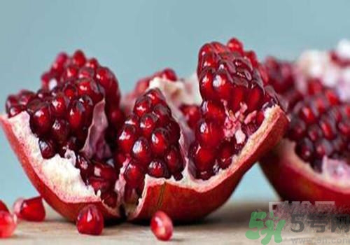 吃石榴手變黑是怎么回事？吃石榴手變黑怎么洗掉？