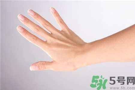 手干裂怎么回事？手干裂怎么治療？