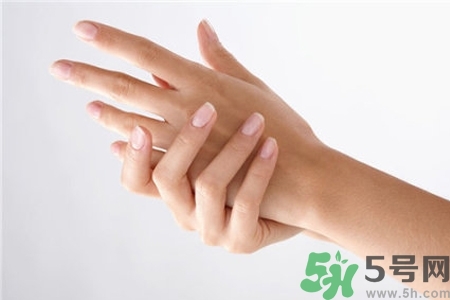 手干裂怎么回事？手干裂怎么治療？