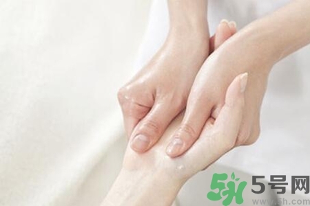 手干裂怎么回事？手干裂怎么治療？