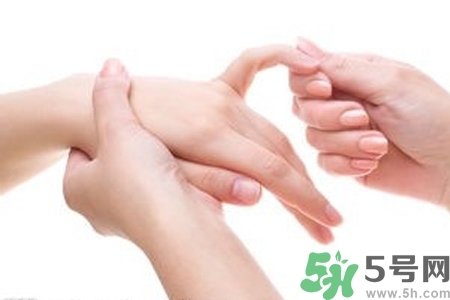 手干裂怎么回事？手干裂怎么治療？