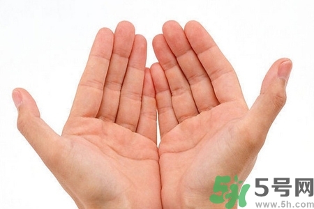 手干裂口子怎么回事？手干裂口子怎么辦？