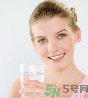 孕婦嘴唇干裂脫皮怎么回事？孕婦嘴唇干裂脫皮是缺什么