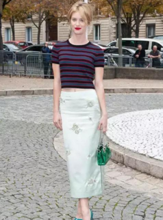 秋天穿裙子腿上穿什么？秋季穿裙子怎么搭配？