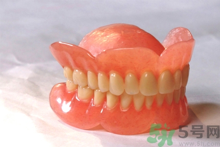 假牙會導(dǎo)致口腔疾病嗎？如何正確清潔假牙？