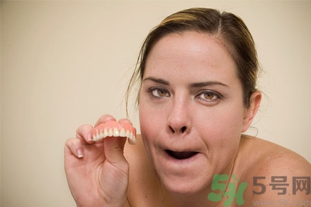 假牙會導(dǎo)致口腔疾病嗎？如何正確清潔假牙？