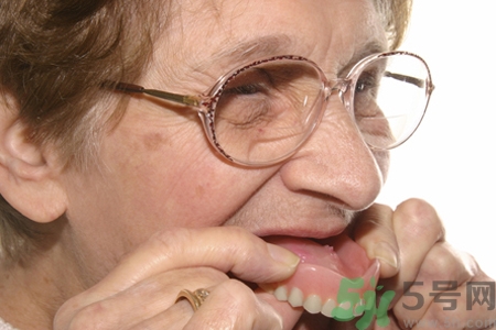 假牙會導(dǎo)致口腔疾病嗎？如何正確清潔假牙？