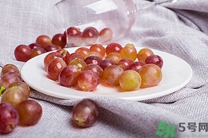 葡萄籽怎么吃效果最好？無籽葡萄對身體有害嗎？