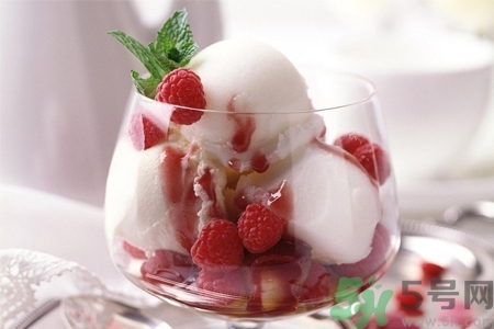 吃冰可以治療感冒嗎？喉嚨痛可以吃冰淇淋嗎？