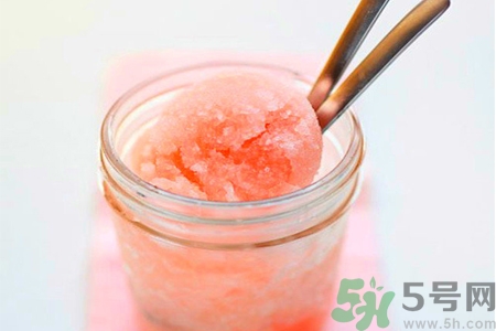 吃冰可以治療感冒嗎？喉嚨痛可以吃冰淇淋嗎？