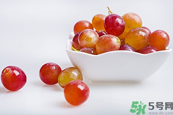 葡萄籽怎么吃效果最好？無籽葡萄對身體有害嗎？