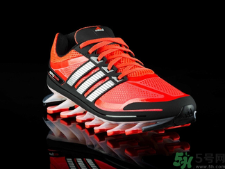 耐克鞋子尺碼偏大嗎？耐克的鞋碼偏大還是偏?。?></p><h3>耐克的鞋子偏大還是偏小<br/></h3><p>NIKE鞋子的尺碼和很多國際運動平牌一樣，有美碼，歐碼的區(qū)分，就是我們常?？吹降腢S,EUR進口NIKE到大陸來都是由大陸的公司來標定尺碼的，因為是國外生產(chǎn)，國外人腳比中國人腳偏大，所以標碼比實際碼會偏大一點點，但是國內(nèi)生產(chǎn)并投放國內(nèi)市場的的NIKE都是按照亞洲人腳形大小而制造的，是標準碼，無差別，所以請看準你看中的鞋是哪里的貨，再對應的看尺碼就可以了。不過在大陸銷售的基本都是標準碼，因為大陸是世界上比最大的生產(chǎn)基地，別說在中國了，就算在美國，日本，東南亞買的很多很多都是中國制造，不用擔心。</p><p style=