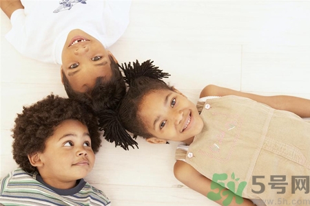 小孩皮膚黑怎么回事？小孩皮膚黑怎么變白？