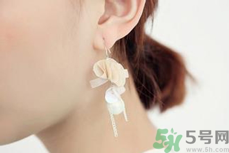 耳洞長(zhǎng)了個(gè)疙瘩怎么回事？耳洞旁邊長(zhǎng)了個(gè)硬包怎么辦？