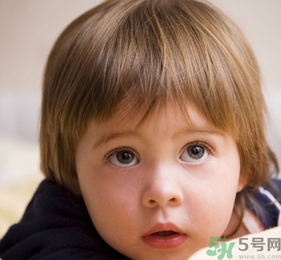 小孩皮膚黃是什么原因？小孩皮膚黃怎么辦？