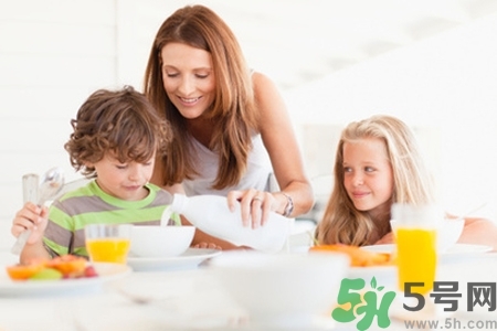 小孩半夜哭鬧怎么回事？小孩半夜哭鬧怎么辦？