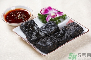 臭豆腐為什么是黑色的?臭豆腐黑的是什么做的? 臭豆腐為什么是黑色的?臭豆腐黑的是什么做的?