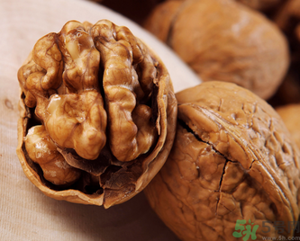 紙皮核桃和普通核桃哪個好？紙皮核桃和普通的核桃有什么區(qū)別？