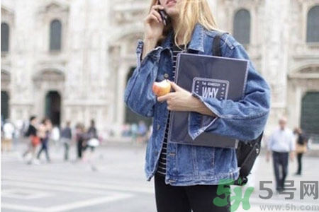 10月可以穿牛仔外套嗎？牛仔外套怎么穿最好看？