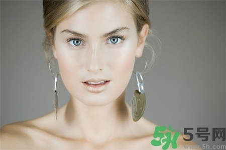 在耳骨上打耳洞疼嗎？耳骨上打耳洞是什么感覺？
