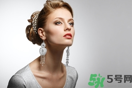 在耳骨上打耳洞疼嗎？耳骨上打耳洞是什么感覺？