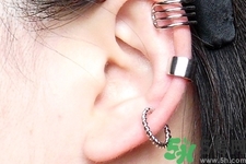 在耳骨上打耳洞疼嗎？耳骨上打耳洞是什么感覺？