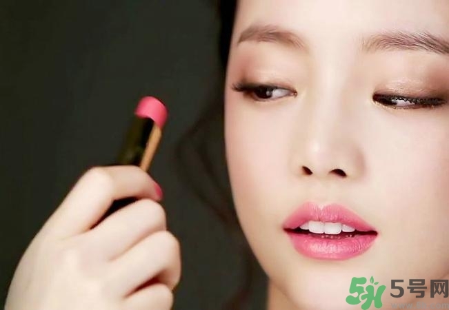 口紅怎么選適合自己的？口紅怎么涂好看？