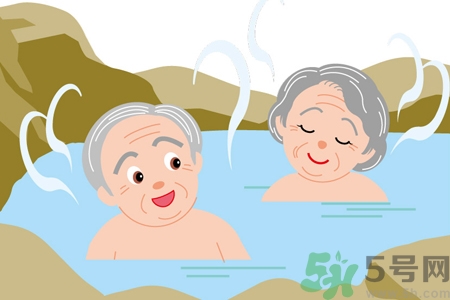 老人能泡溫泉嗎？老年人應(yīng)怎樣泡溫泉？