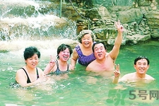 老人能泡溫泉嗎？老年人應(yīng)怎樣泡溫泉？