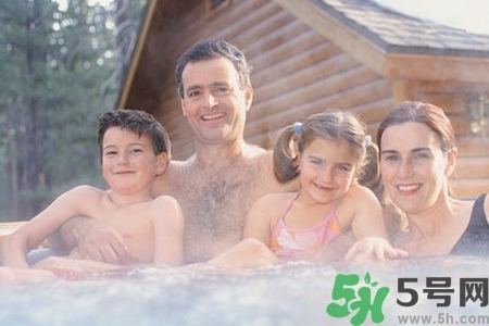 寶寶能泡溫泉嗎？哪些寶寶不適合泡溫泉？