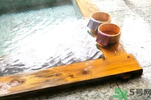 泡溫泉可以戴隱形眼鏡嗎？泡溫泉帶隱形眼鏡可以嗎？