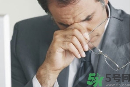 眼睛干澀看東西模糊用什么眼藥水？