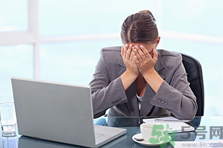 眼睛干澀是什么原因？眼睛干澀用什么眼藥水？