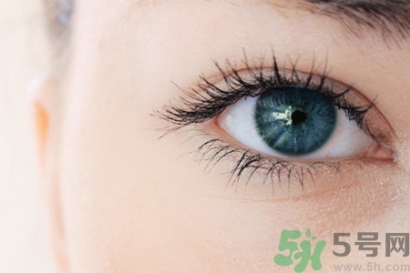 眼睛干澀是什么原因？眼睛干澀用什么眼藥水？