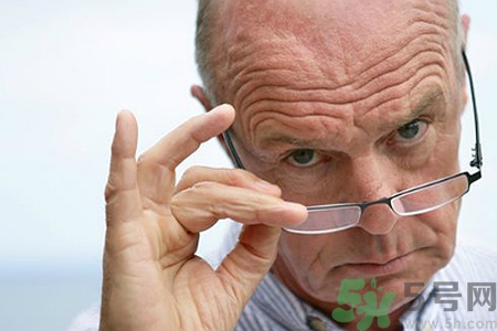 眼睛視力模糊是怎么回事？眼睛視力模糊是怎么辦？