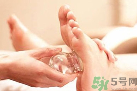 腳底可以拔罐嗎？腳底拔火罐有什么好處？
