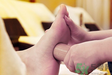 腳底可以拔罐嗎？腳底拔火罐有什么好處？