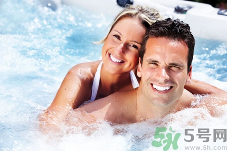 泡溫泉可以穿沙灘褲嗎？泡溫泉要穿游泳褲嗎？