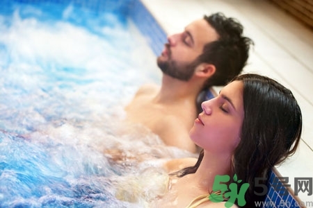 泡溫泉可以帶金戒指嗎？泡溫泉可以帶金首飾嗎？